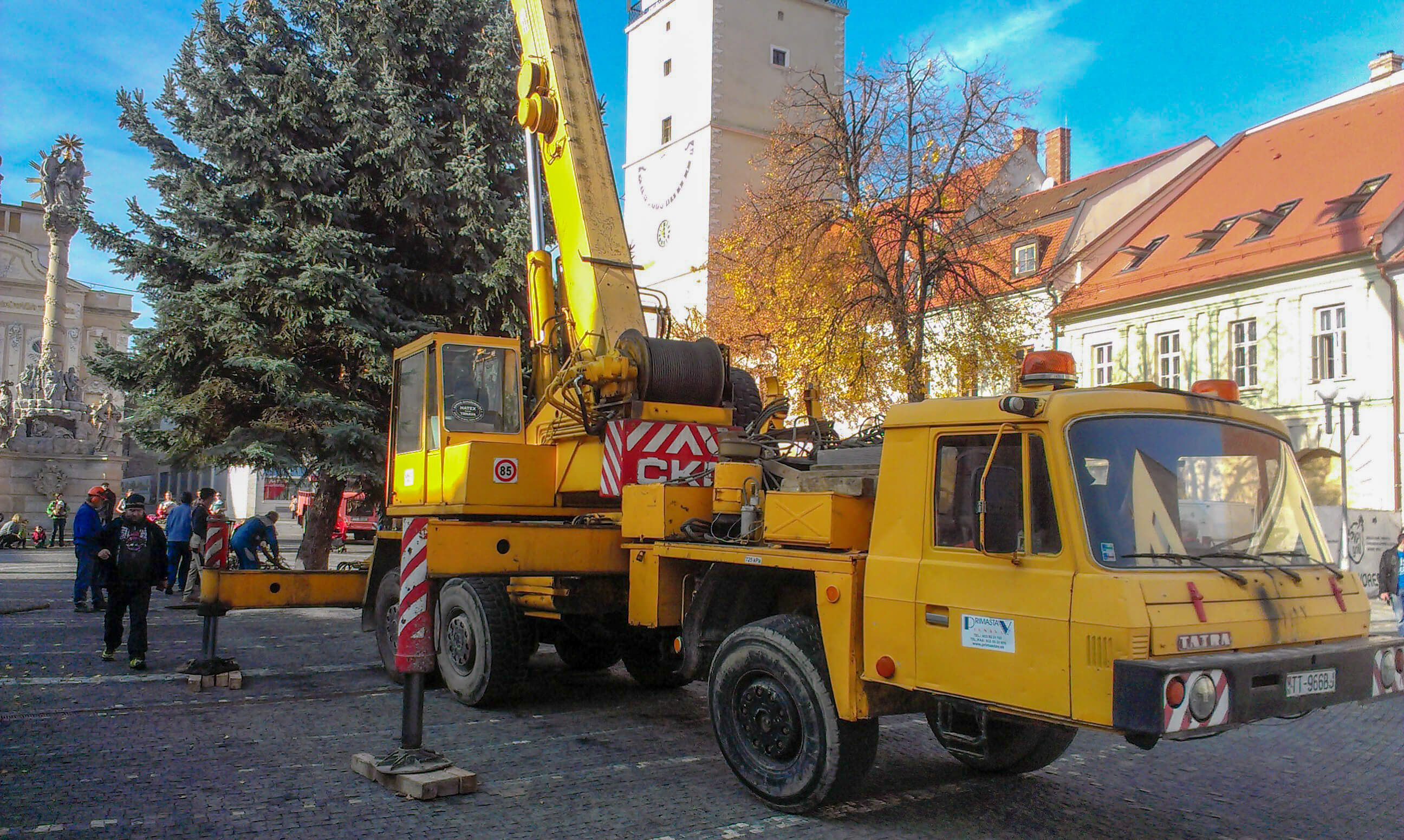 Príprava Vianočného stromčeku na námestí v Trnave