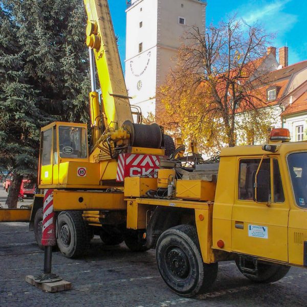 Príprava Vianočného stromčeku na námestí v Trnave